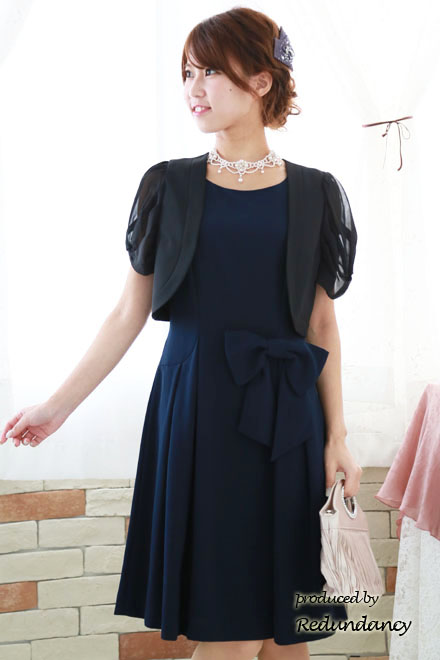 ネイビーのリボンピン付きシンプルドレス