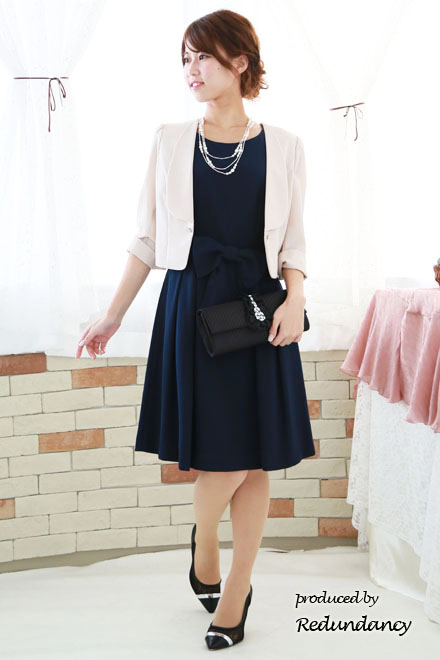 ネイビーのリボンピン付きシンプルドレス
