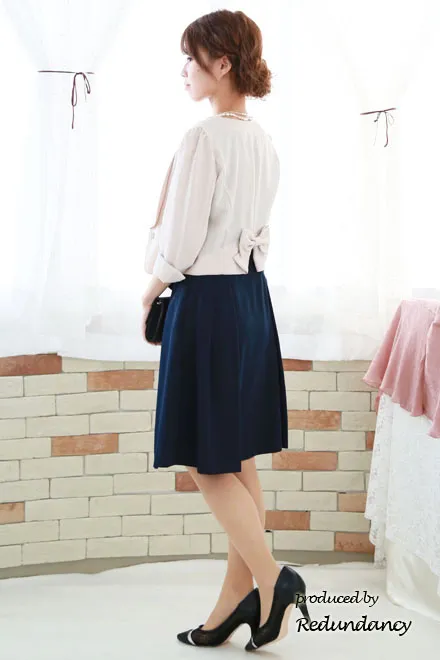 ネイビーのリボンピン付きシンプルドレス