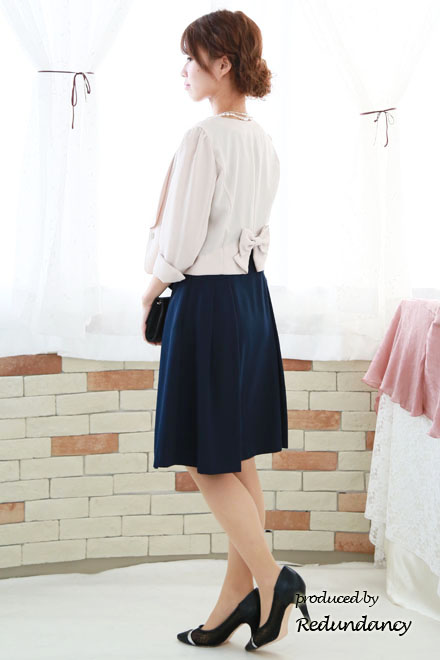 ネイビーのリボンピン付きシンプルドレス