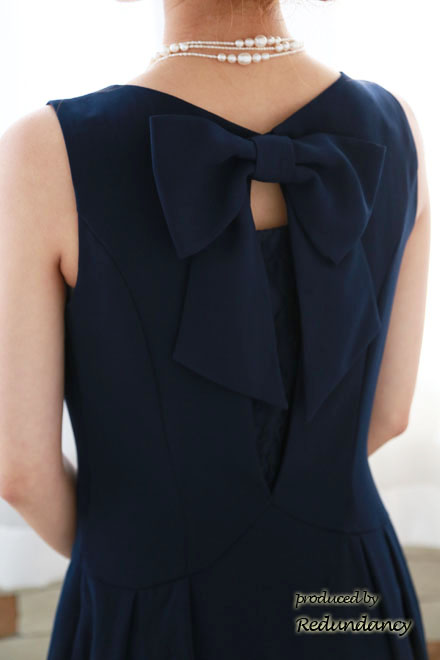 ネイビーのリボンピン付きシンプルドレス