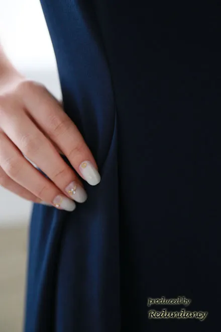 ネイビーのリボンピン付きシンプルドレス