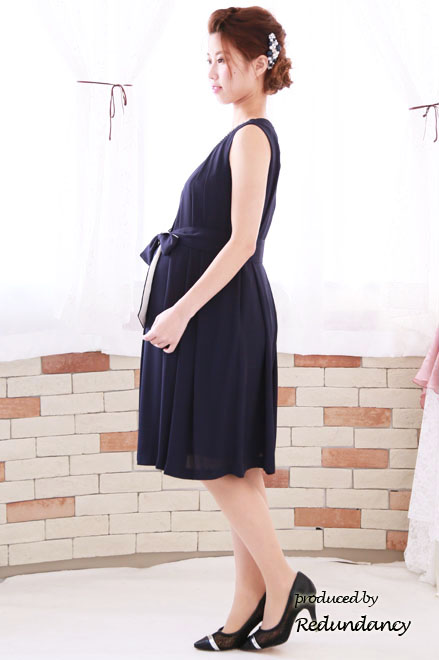 ネイビーのパールビジュー付きウエストリボンドレス