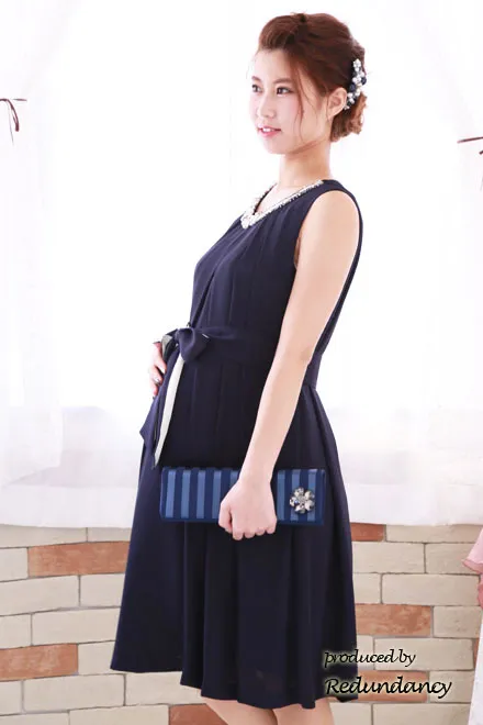 ネイビーのパールビジュー付きウエストリボンドレス