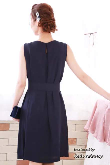 ネイビーのパールビジュー付きウエストリボンドレス