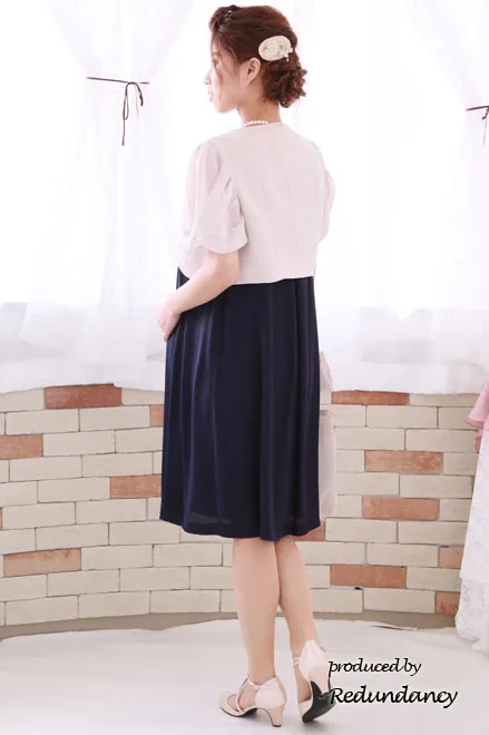 ネイビーのパールビジュー付きウエストリボンドレス