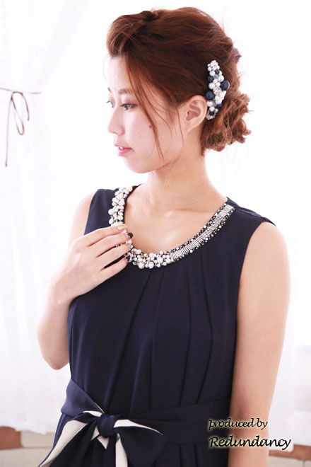 ネイビーのパールビジュー付きウエストリボンドレス