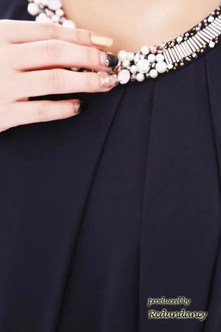 ネイビーのパールビジュー付きウエストリボンドレス