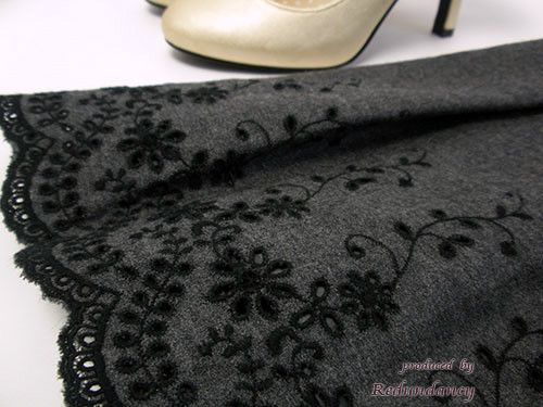 グレーのスカラップ刺繍ワンピース