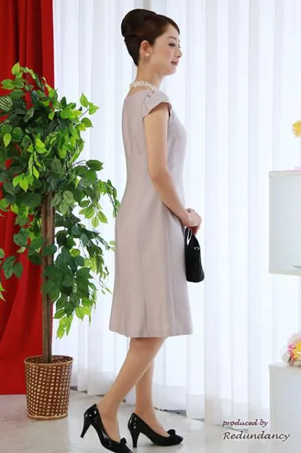 ピンクの肩フリルハイウエストドレス