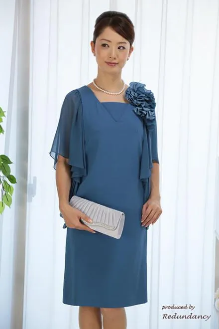 ブルーのコサージュ付きゆったりシルエットドレス