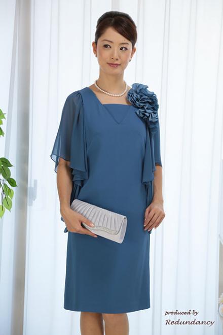 ブルーのコサージュ付きゆったりシルエットドレス