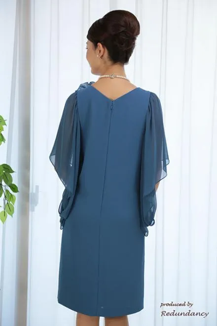 ブルーのコサージュ付きゆったりシルエットドレス