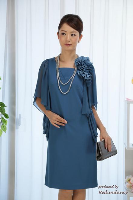 ブルーのコサージュ付きゆったりシルエットドレス