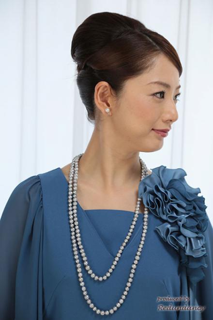 ブルーのコサージュ付きゆったりシルエットドレス