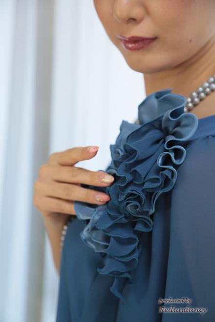 ブルーのコサージュ付きゆったりシルエットドレス