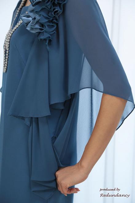 ブルーのコサージュ付きゆったりシルエットドレス