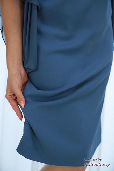 ブルーのコサージュ付きゆったりシルエットドレス