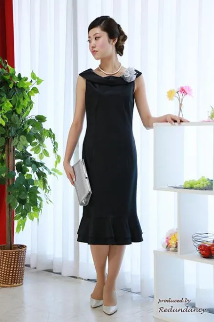 ブラックのマーメイドラインオフショルドレス