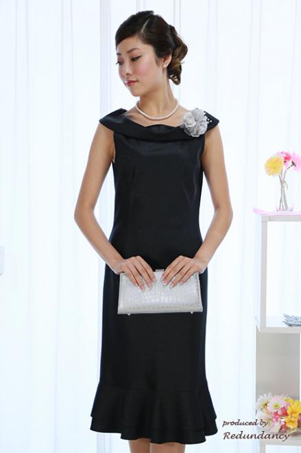 ブラックのマーメイドラインオフショルドレス