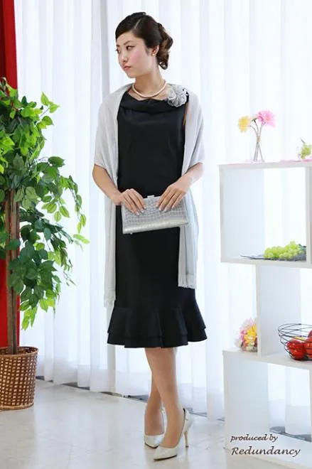 ブラックのマーメイドラインオフショルドレス