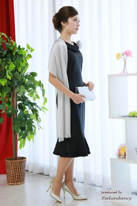 ブラックのマーメイドラインオフショルドレス