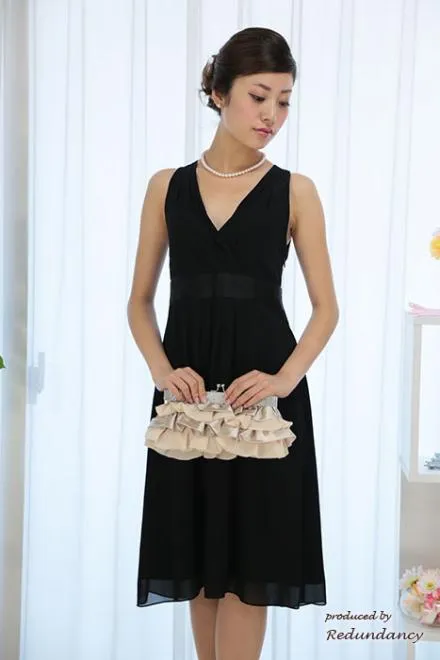 ブラックのVネックシンプルドレス