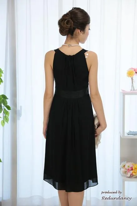 ブラックのVネックシンプルドレス