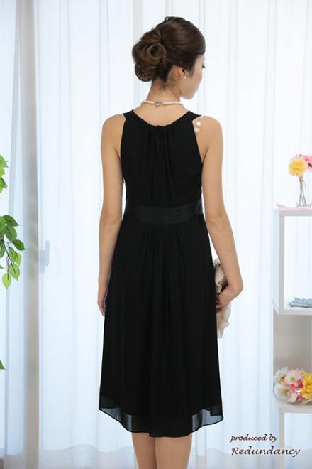 ブラックのVネックシンプルドレス