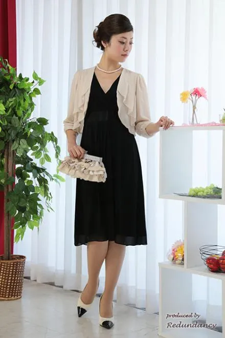 ブラックのVネックシンプルドレス