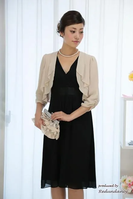 ブラックのVネックシンプルドレス