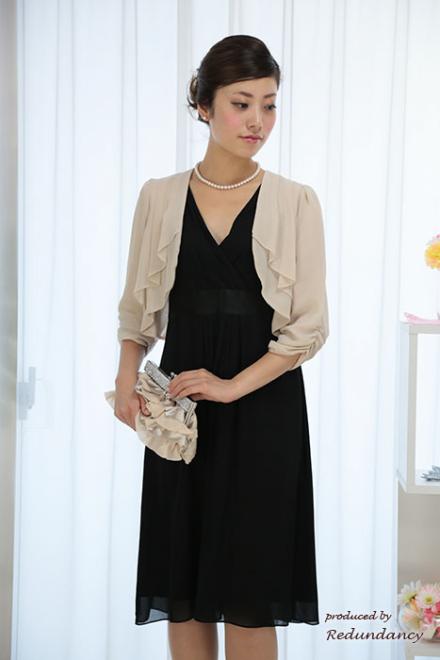 ブラックのVネックシンプルドレス