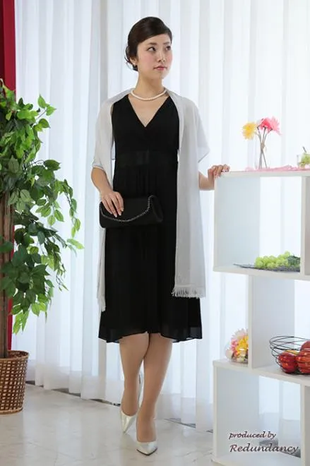 ブラックのVネックシンプルドレス