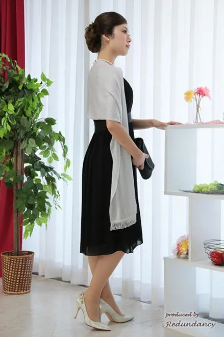 ブラックのVネックシンプルドレス