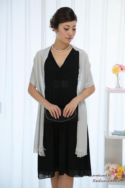 ブラックのVネックシンプルドレス