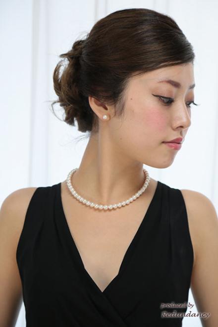 ブラックのVネックシンプルドレス