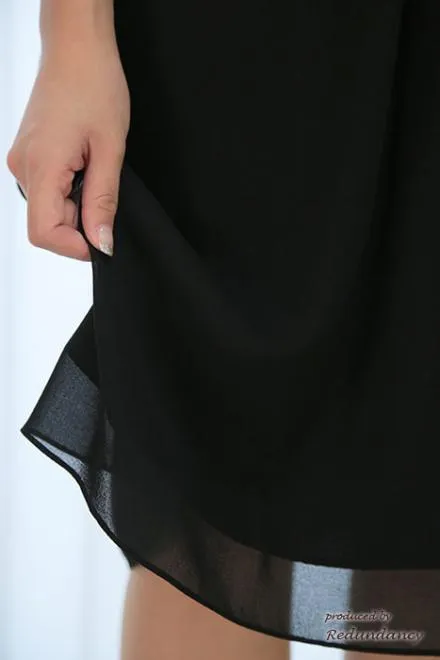 ブラックのVネックシンプルドレス