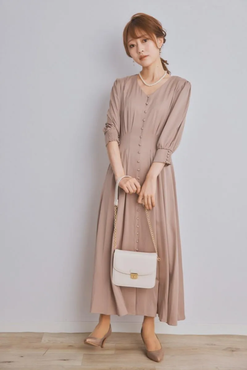 ベージュのエレガントボタンワンピース