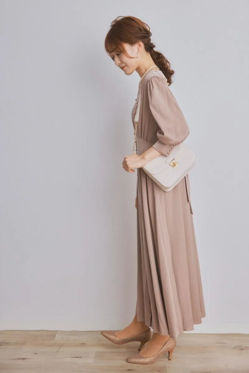 ベージュのエレガントボタンワンピース