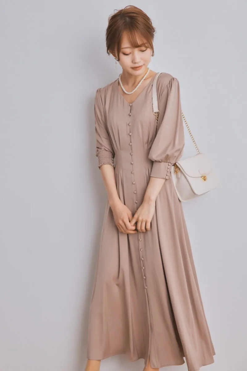 ベージュのエレガントボタンワンピース