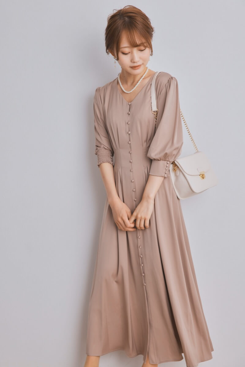 ベージュのエレガントボタンワンピース