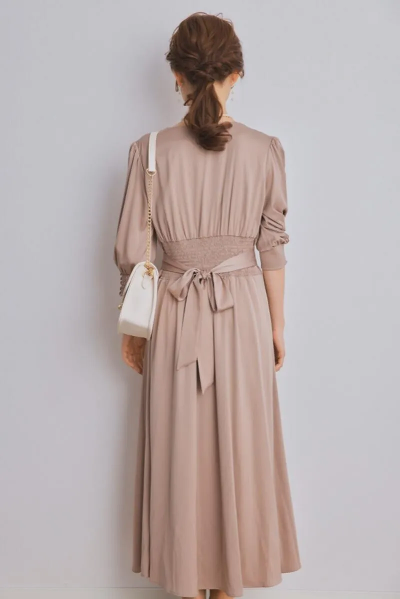 ベージュのエレガントボタンワンピース