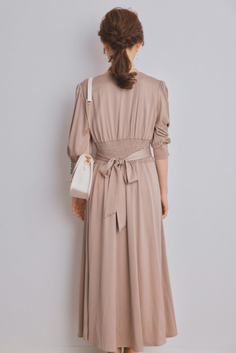 ベージュのエレガントボタンワンピース