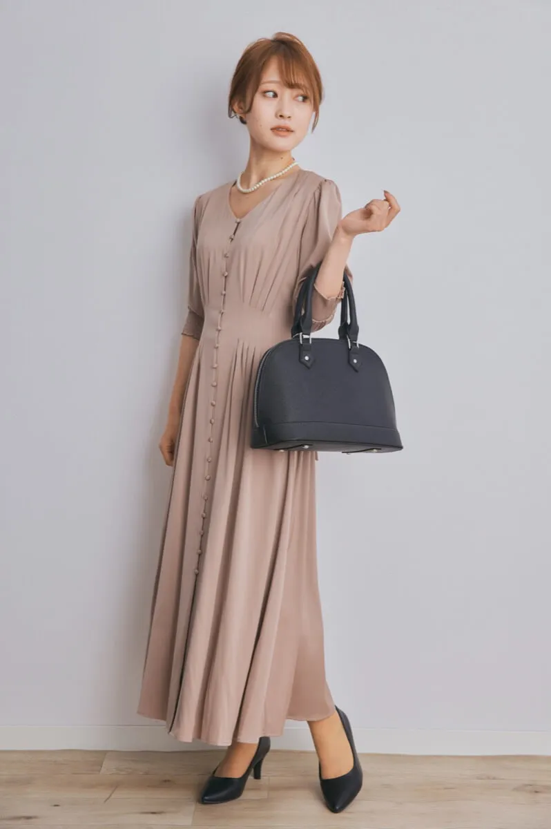 ベージュのエレガントボタンワンピース