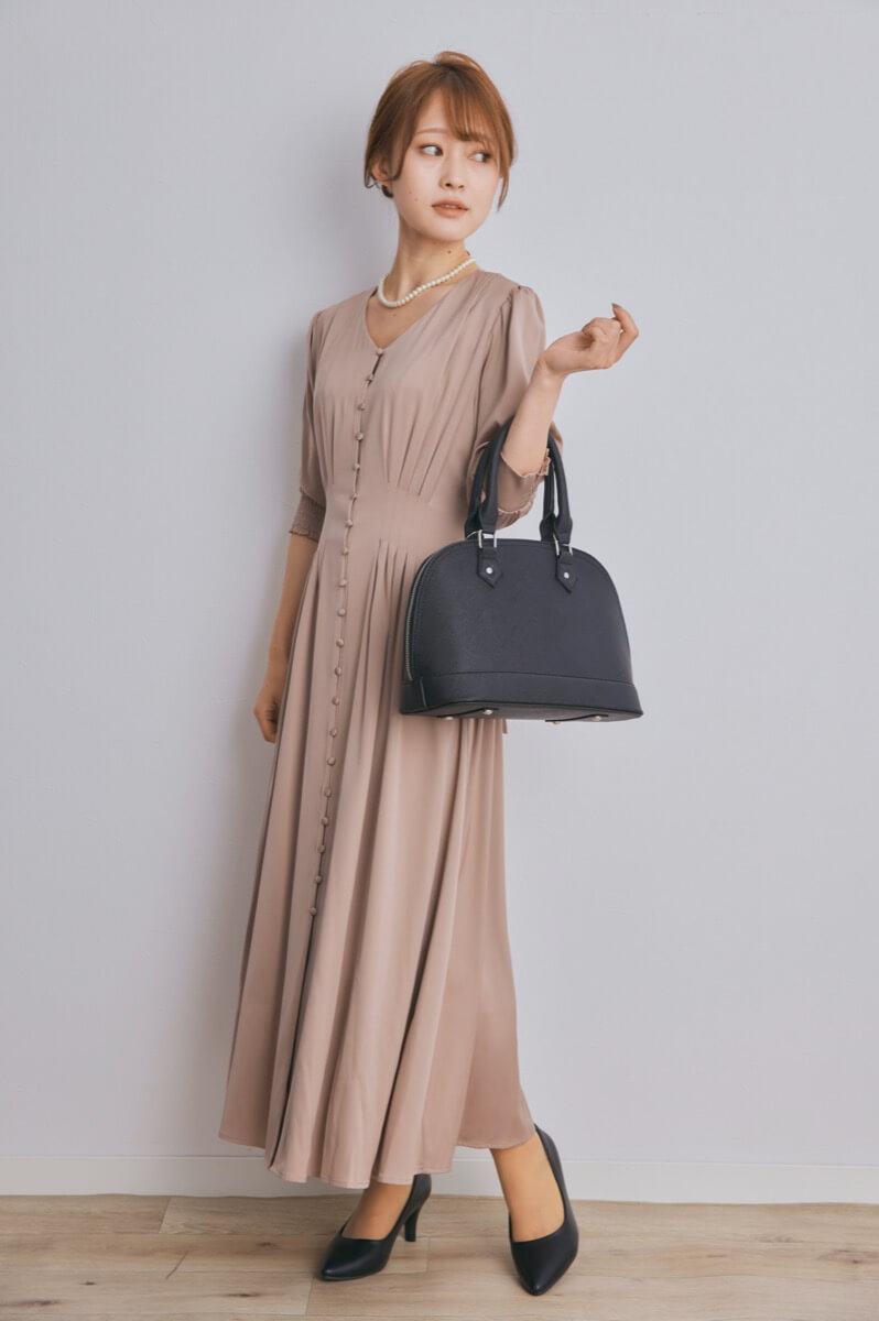 ベージュのエレガントボタンワンピース