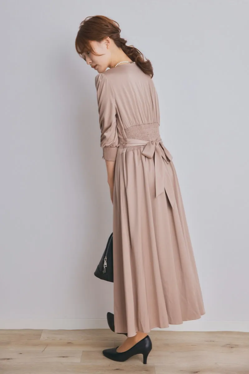 ベージュのエレガントボタンワンピース