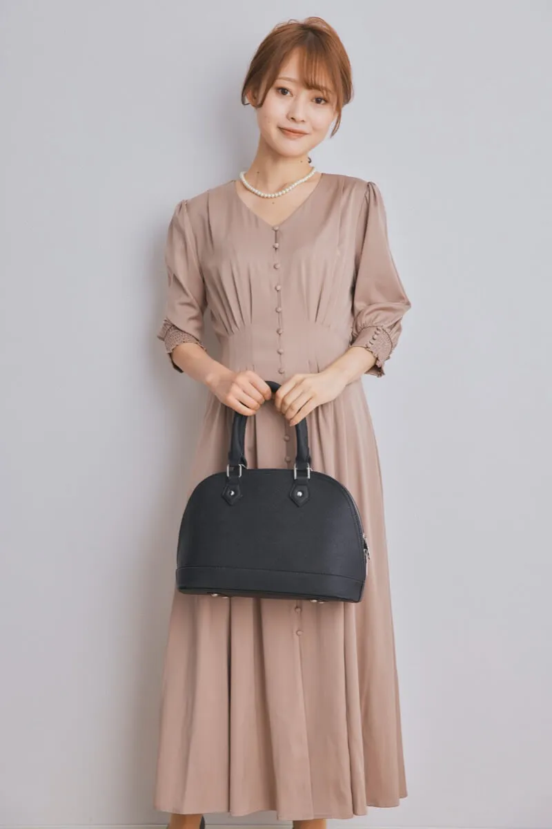 ベージュのエレガントボタンワンピース
