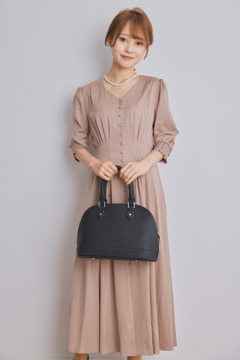 ベージュのエレガントボタンワンピース