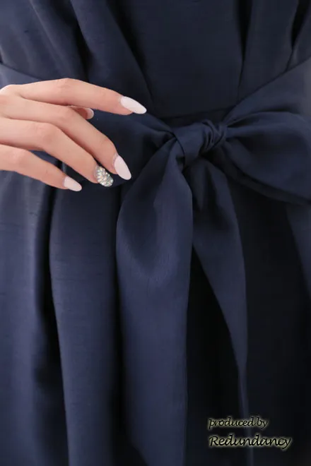 ネイビーのシャンタンウエストリボンドレス