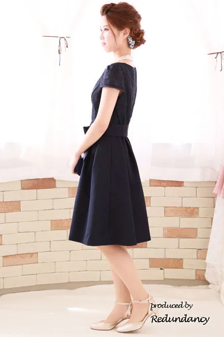 ネイビーの胸元レースAラインドレス